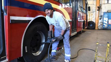 El servicio de gomería, fundamental para evitar pinchaduras.