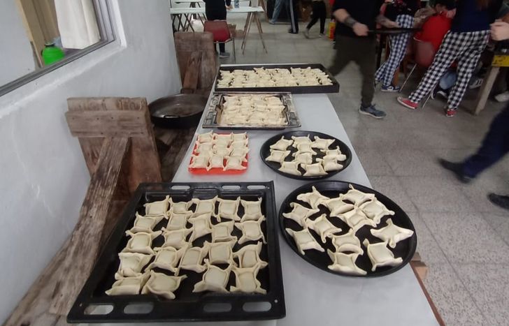 El grupo de scout de Banfield trabaja para la entrega de pastelitos del 25 de Mayo.&nbsp;