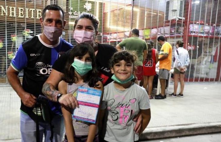 Más de 1.000 vecinos se vacunaron en la primera jornada.