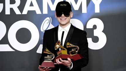 Bizarrap con sus premios.