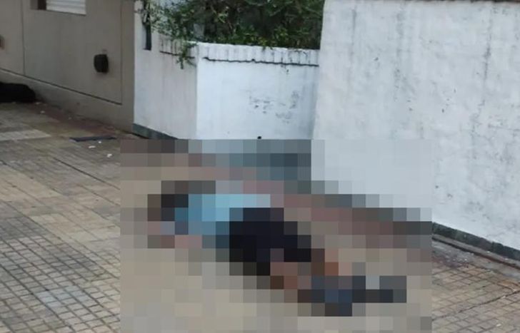 El hombre falleció en plena calle.