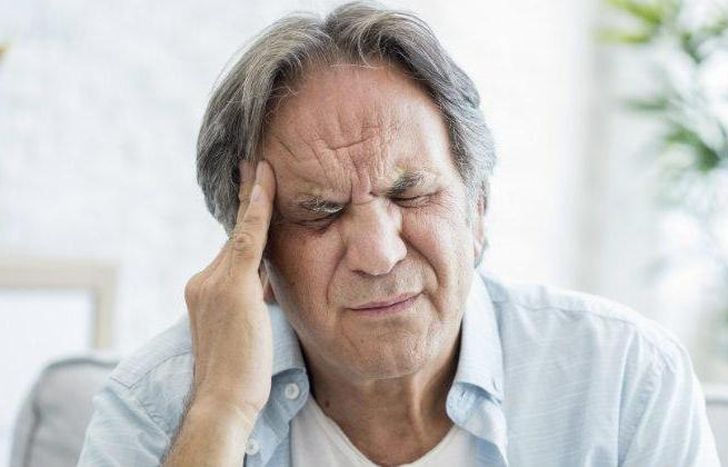 Puede iniciar con un fuerte dolor de cabeza.