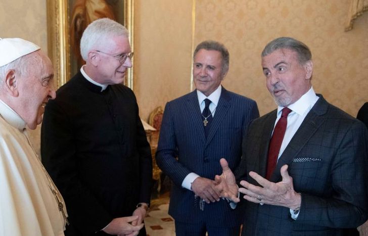 Sylvester Stallone invitó a boxear al papa Francisco.