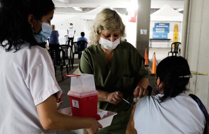 Hay 10 postas de vacunación funcionando en la ciudad.