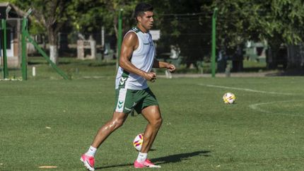 El Corcho Rodríguez es observado por el Rojo de Avellaneda.