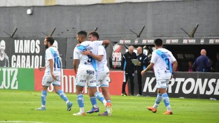 Toloza abraza a Reinhart, autor del empate. Toloza abraza a Reinhart, autor del empate.