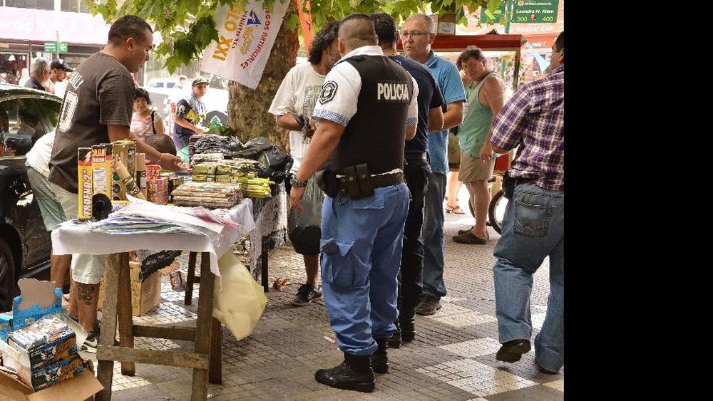 Clausuran puestos ilegales de pirotecnia