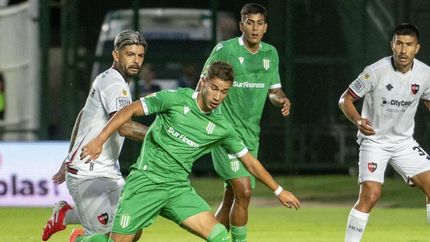 Rivera involucrado en la jugada del penal. Rivera involucrado en la jugada del penal.