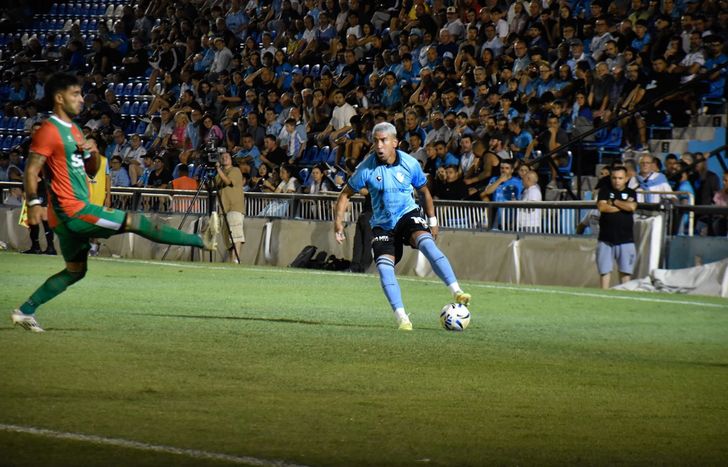 Luciano Nieto, el eje de Temperley en la mitad de la cancha.