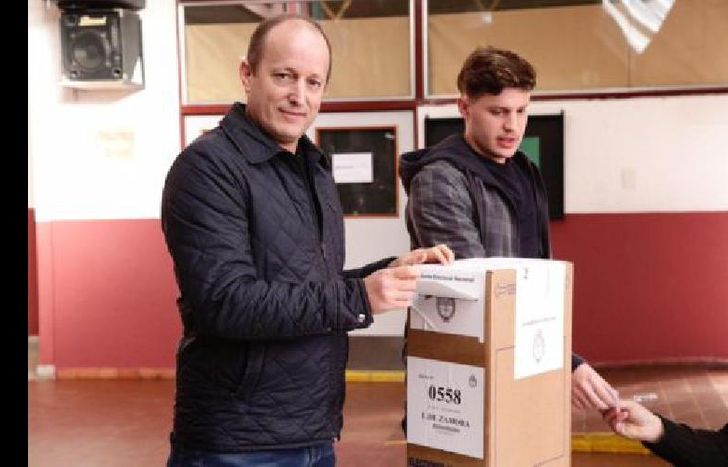 llegó a votar acompañado de su hijo Rodrigo.