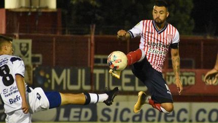 Juan Rivas domina la pelota en el aire. Juan Rivas domina la pelota en el aire.