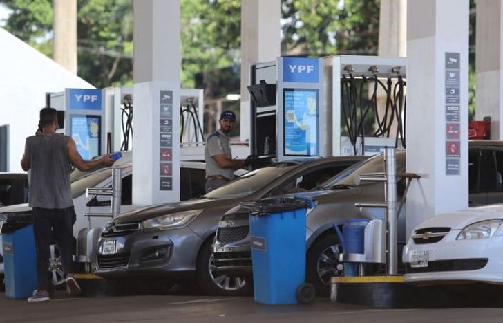 Aumentarán la nafta y el gasoil desde la medianoche.