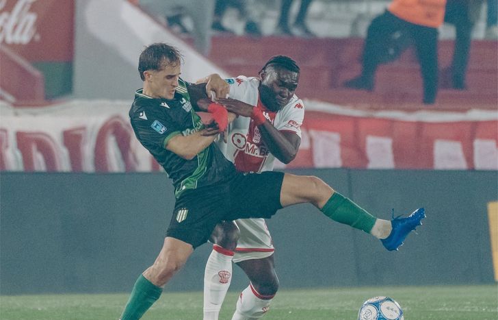 Banfield y Huracán juegan en Parque Patricios.