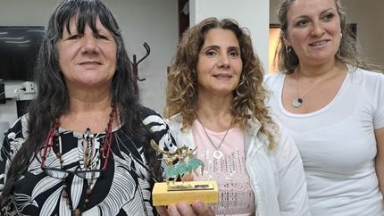 Feliz recibiendo su premio junto a las autoridades del Banco Credicoop. Feliz recibiendo su premio junto a las autoridades del Banco Credicoop.