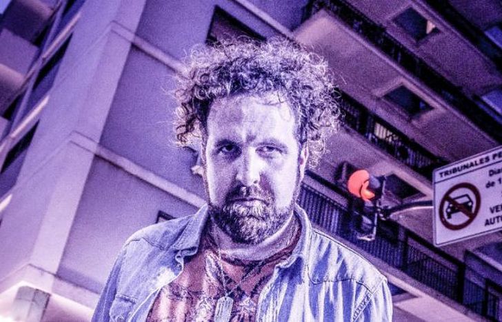 Se presenta con su banda.