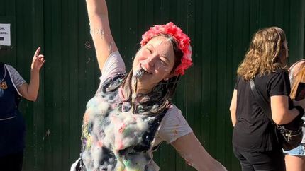 Feliz de conseguir su máximo logro.