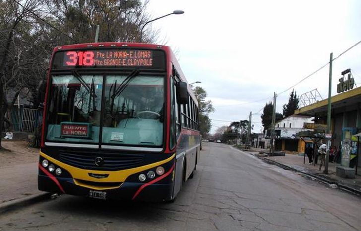 Autorizan hasta 10 pasajeros parados en colectivos.