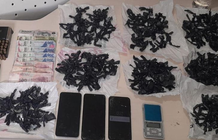 Droga, dinero y celulares incautados.