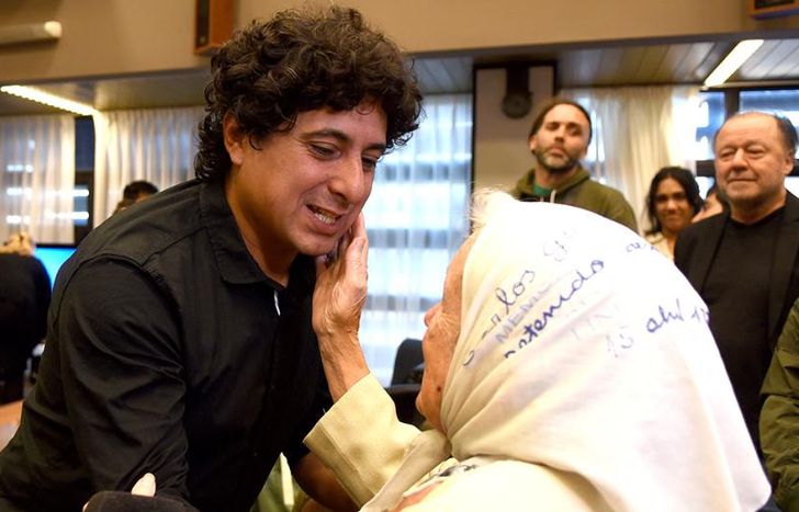 Marcos Bazán y Nora Cortiñas tras la sentencia absolutoria.
