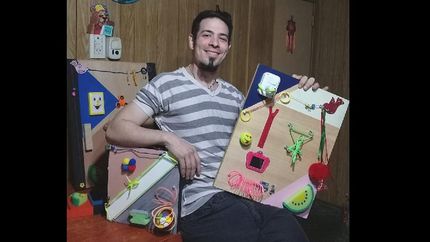 reinventarse en pandemia: un fotografo lomense colgo la camara y ahora fabrica tableros didacticos para chicos