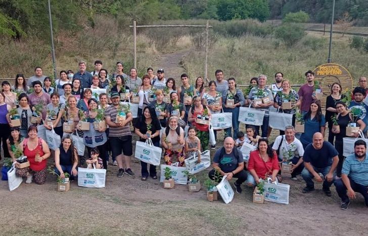 Recibieron herramientas y plantas para sembrar en los hogares.