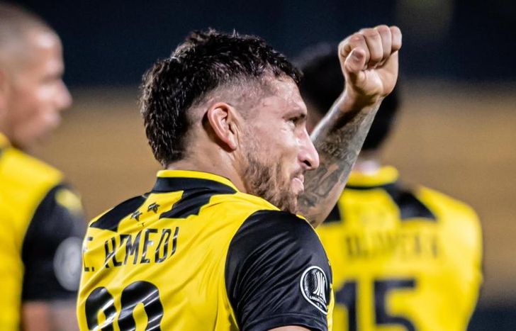 Puño apretado de Remedi festejando su golazo.