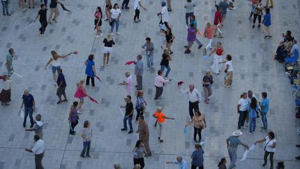 La Plaza Grigera se llena de vecinos que disfrutan de la música y el baile.