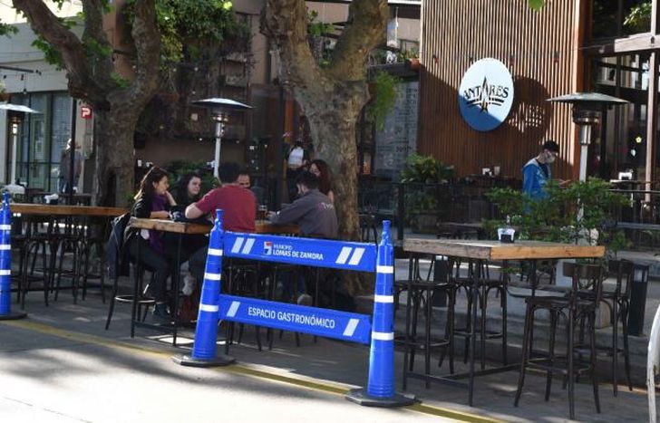 Vallas y mesas sobre la calle Sixto Fernández.