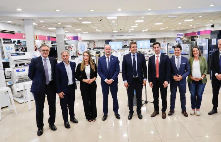 Acto de lanzamiento en el Frávega del centro de Lomas.