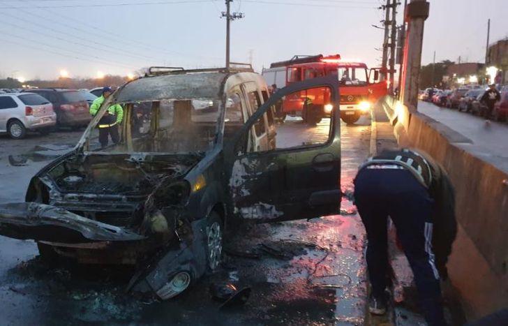 Así quedó la camioneta tras el incendio.