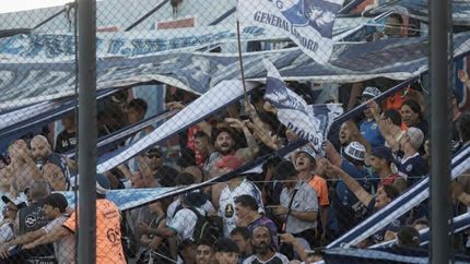 Hinchas de Lamadrid en Sarandí.