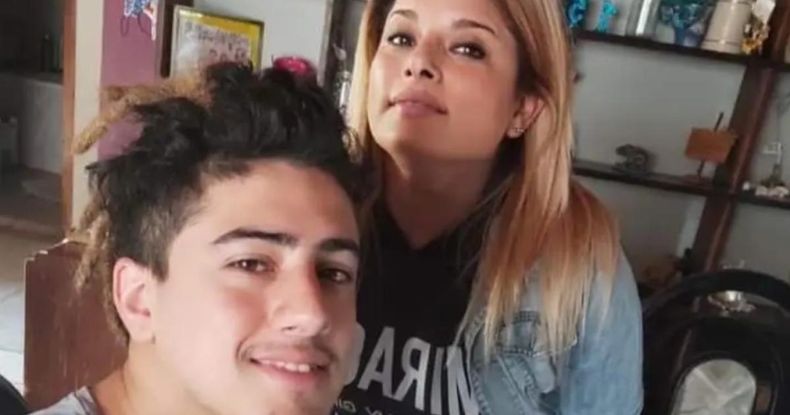 Stella, junto a su hijo, Emiliano Villavicencio.