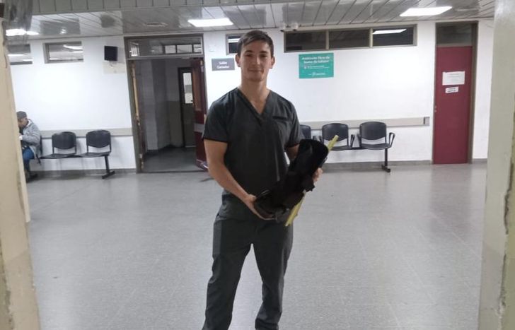 Alejandro trabaja en el Hospital Gandulfo, donde atiende a decenas de personas a diario.