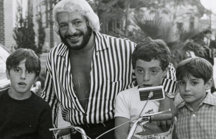 El actor es el que tiene una prenda oscura.