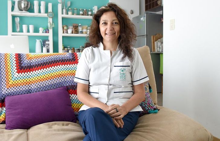 Tiene consultorio en Lomas.