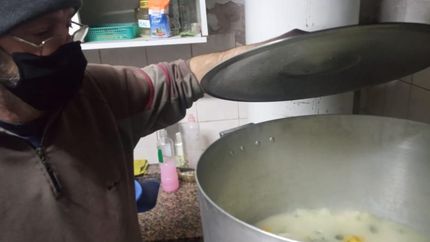 Desde la pandemia, los integrantes de la sociedad de fomento comenzaron a preparar locro.