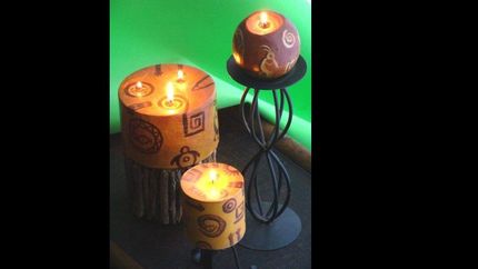 unas velas desgastadas pintadas a nuevo