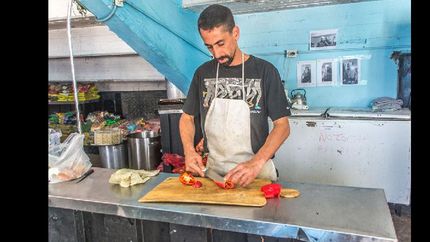 Todos los días cocinan para decenas de personas que están viviendo en el club o se acercan.