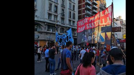 fuertes repudios en las calles por la crisis economica y los despidos