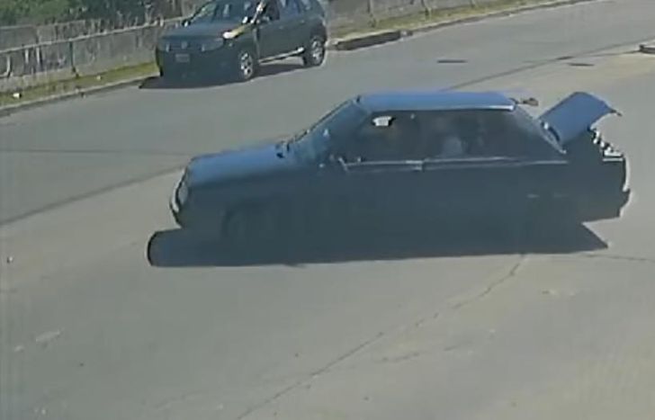 Una cámara de seguridad captó la fuga del auto.