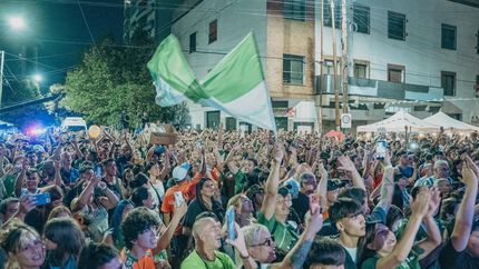 Miles de hinchas de Banfield se juntaron en Vergara y Talcahuano para los festejos.