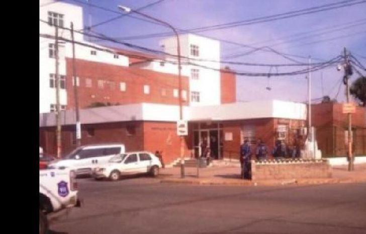 la mujer fue trasladada al Alende, pero llegó sin vida.