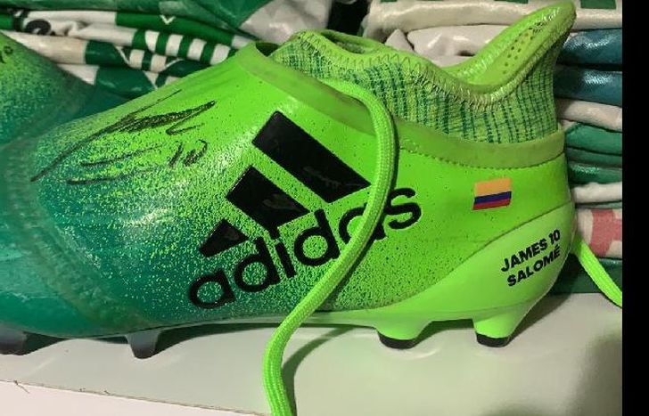 Los botines utilizados por James y con su firma.