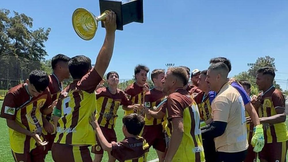 El gran año de Arsenal de Llavallol: dos títulos y un ascenso