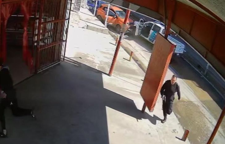 La persecución quedó filmada. De fondo, la camioneta robada, rodeada por la Policía.