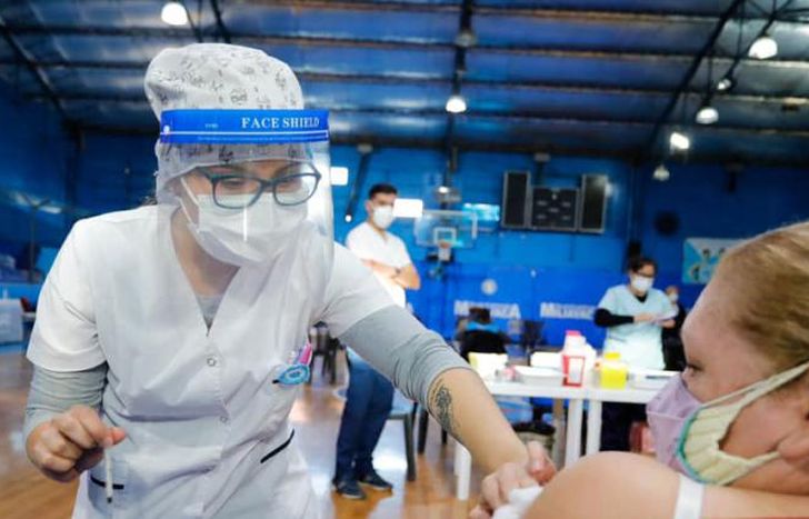 Durante la vacunación en el Club Temperley.