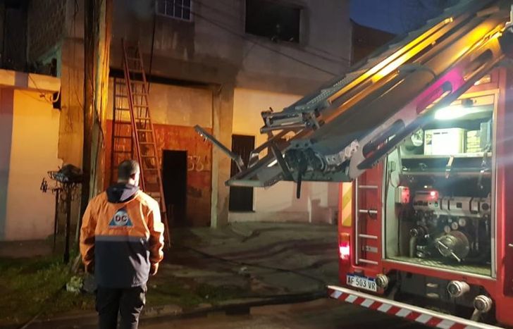 Defensa Civil y los Bomberos de Lomas intervinieron en el lugar.