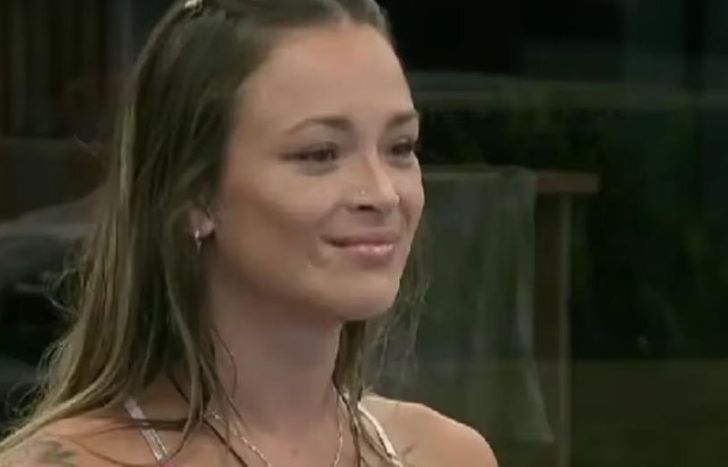 Agostina se fue al suelo.