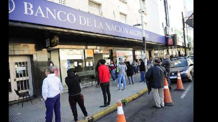 lanus: les exigen a los bancos que garanticen la distancia preventiva de sus clientes