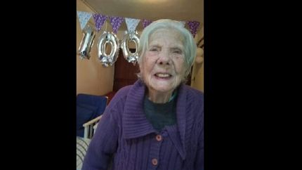 así de espléndida está Carmen que casi no necesita ayuda para movilizarse. así de espléndida está Carmen que casi no necesita ayuda para movilizarse.